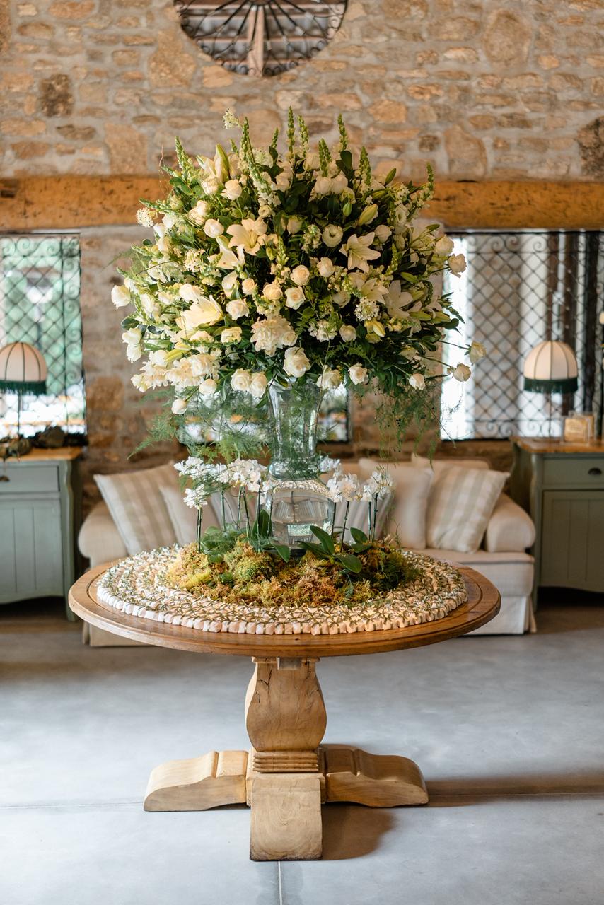 Centro de mesa com rosas e hortênsias brancas